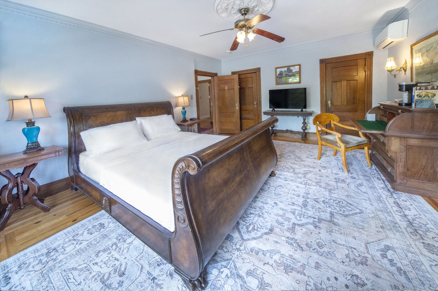 Deluxe Queen Suite Two at the Union Avenue Thoroughbred Club