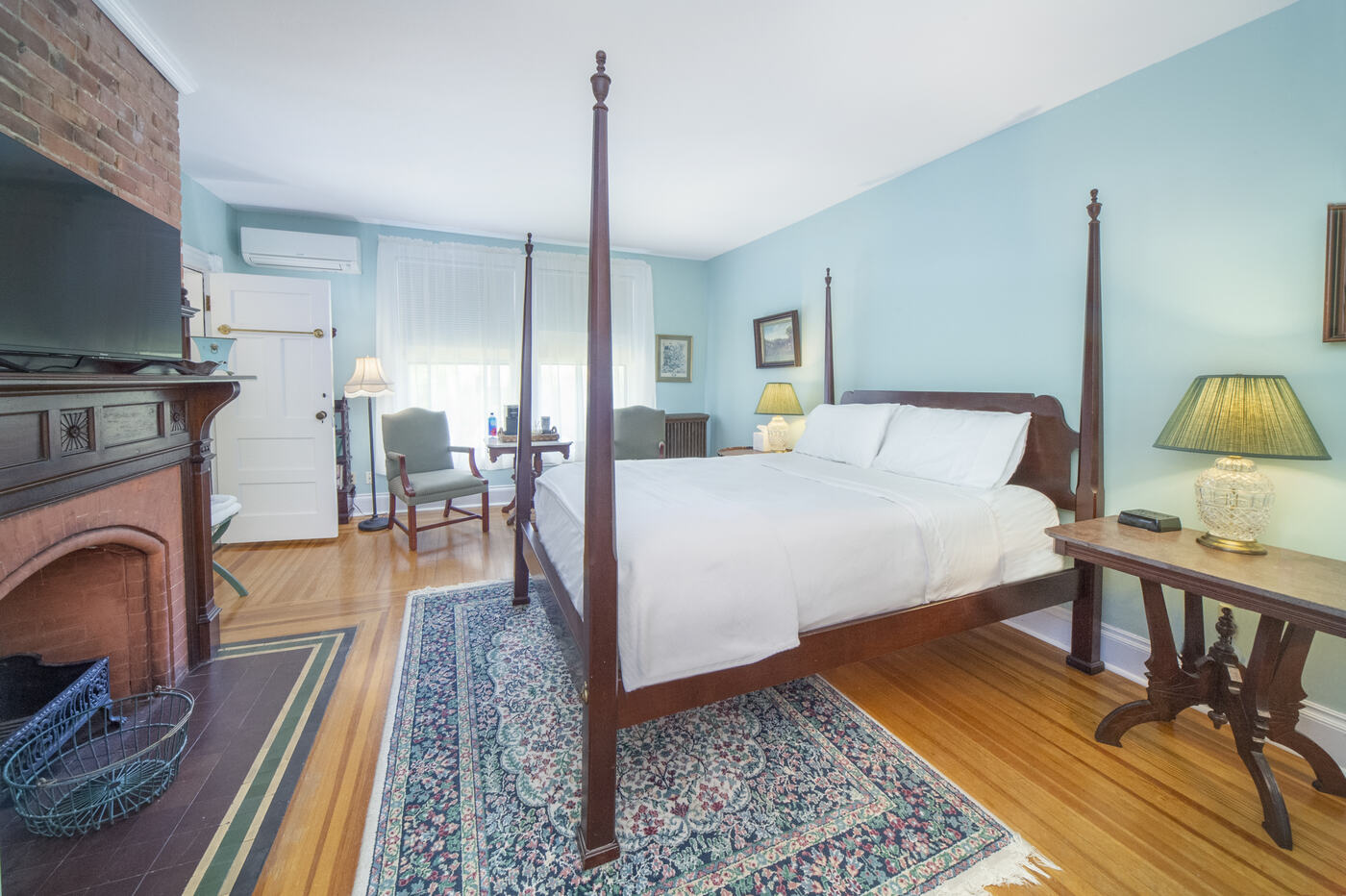 Deluxe Queen Suite Three at the Union Avenue Thoroughbred Club
