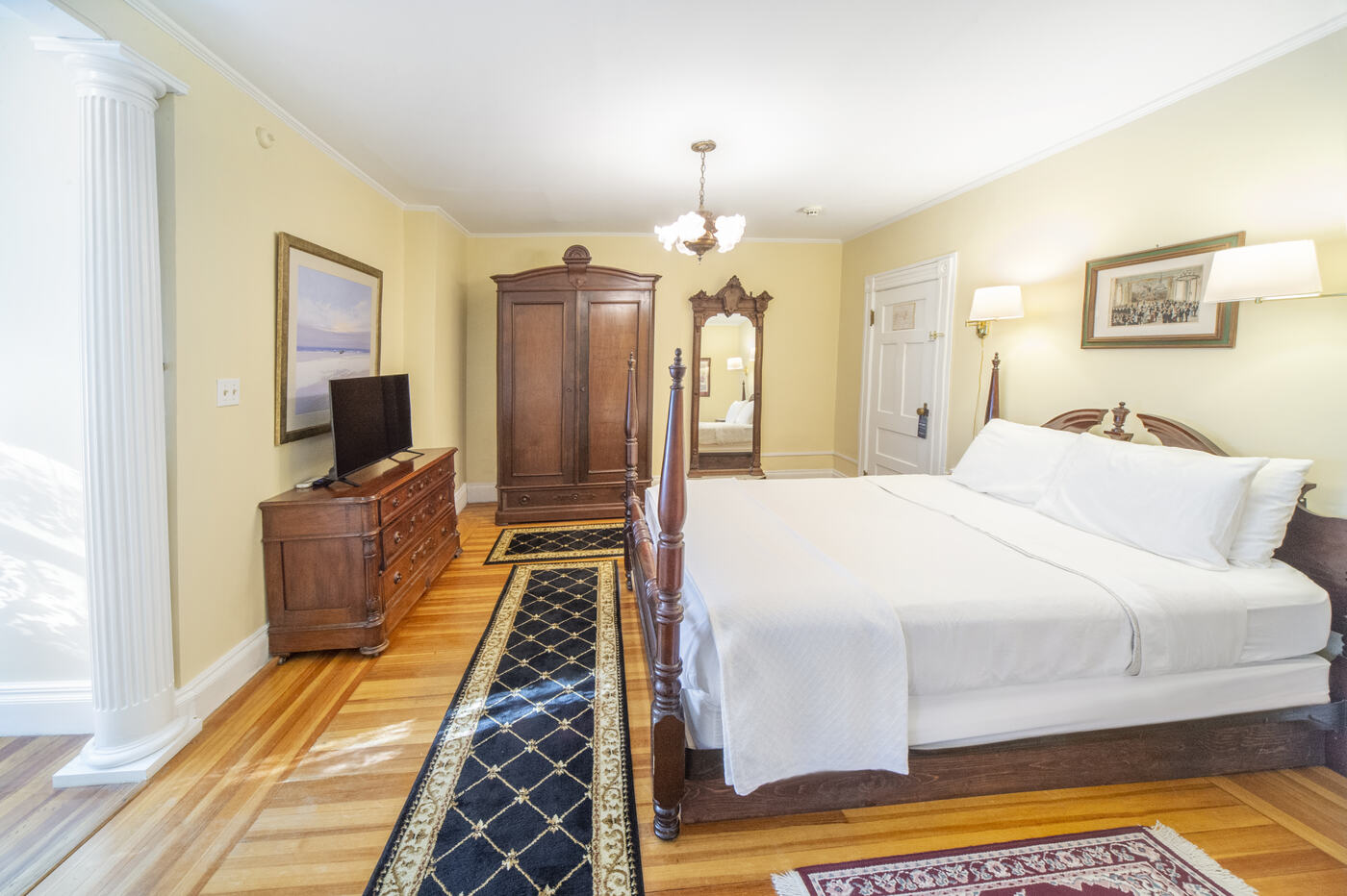 Deluxe Queen Suite Four at the Union Avenue Thoroughbred Club