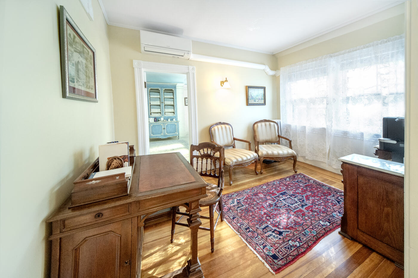 Suite Four, wide at the Union Avenue Thoroughbred Club