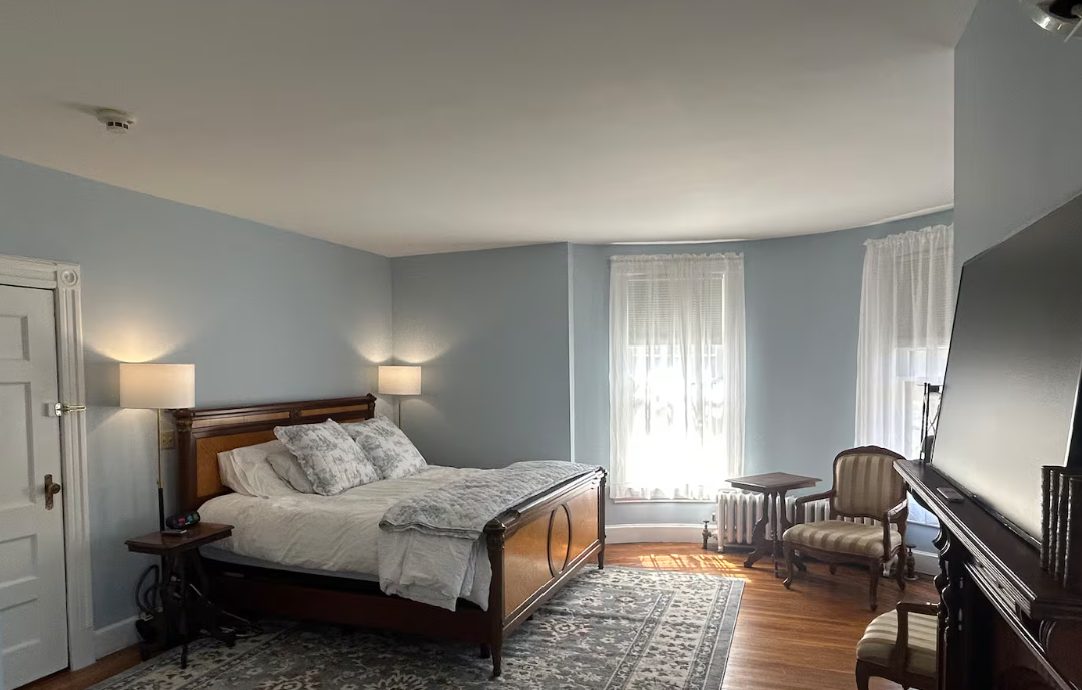 A Deluxe King bedroom suite at the Union Avenue Thoroughbred Club